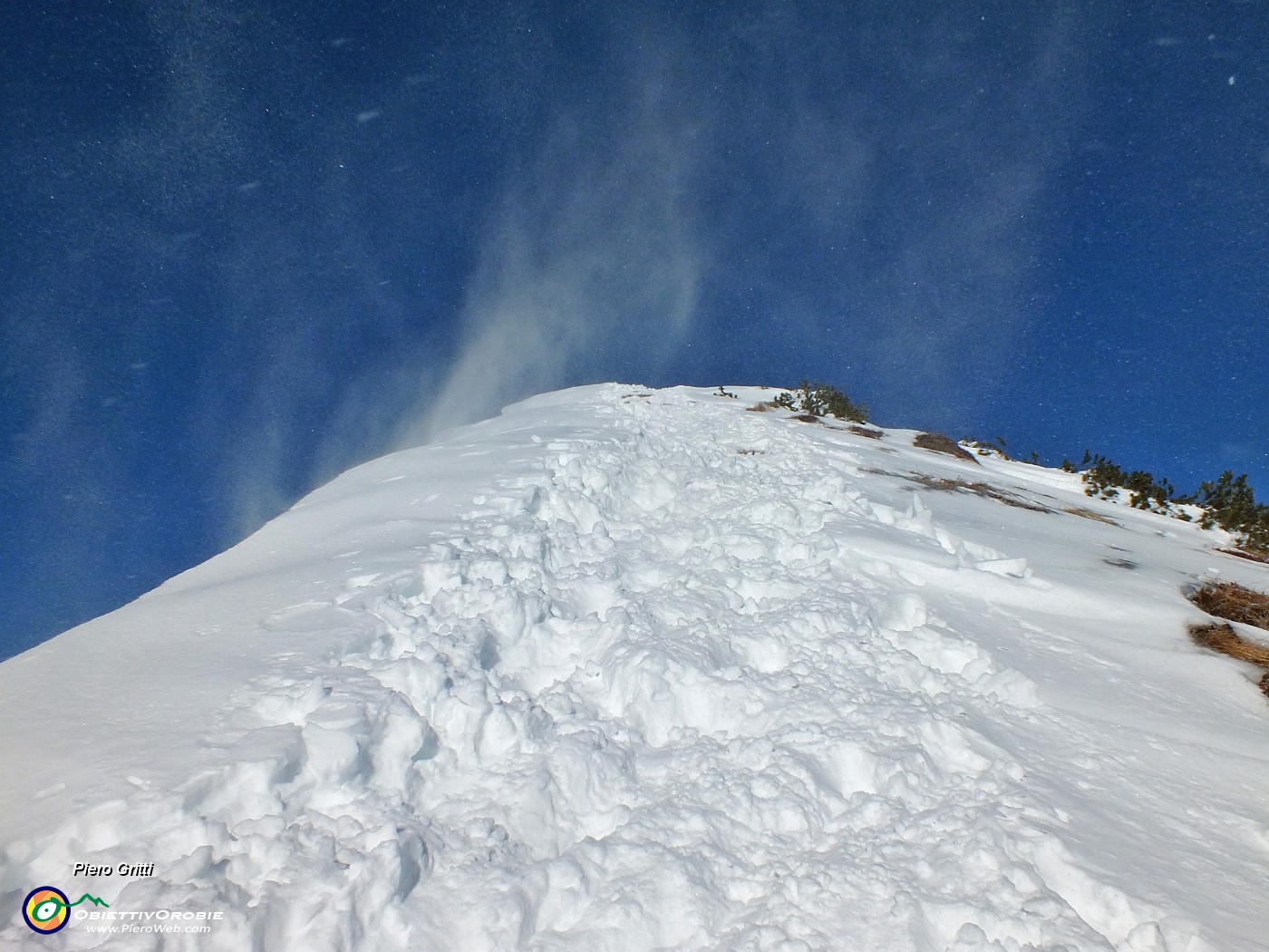 62 Il vento in cresta di vetta spazza la neve.JPG